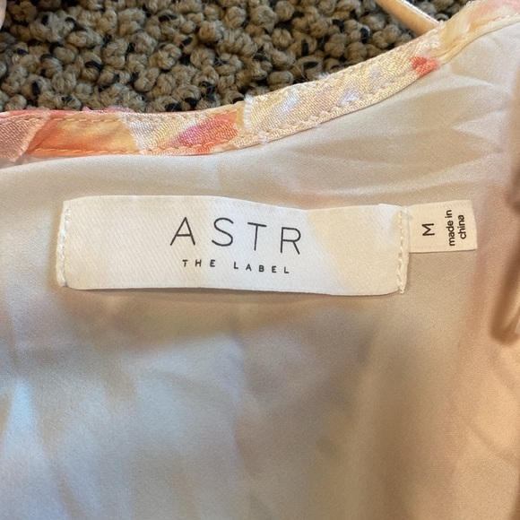 Astr Flowy Floral Dress Size Medium in Like New Condition - Picture 9 of 11